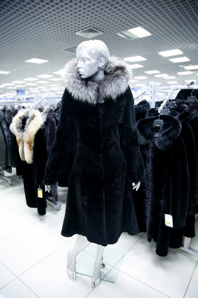 Меховое пальто из мутона, код F746