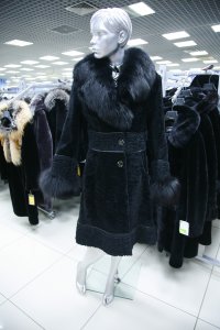 Меховое пальто из мутона, женская коллекция ВК60